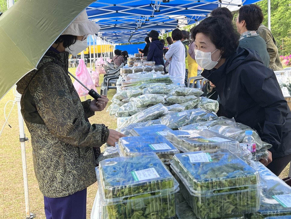 임산물 살펴보는 손님과 그런 손님을 보고 계신 사장님